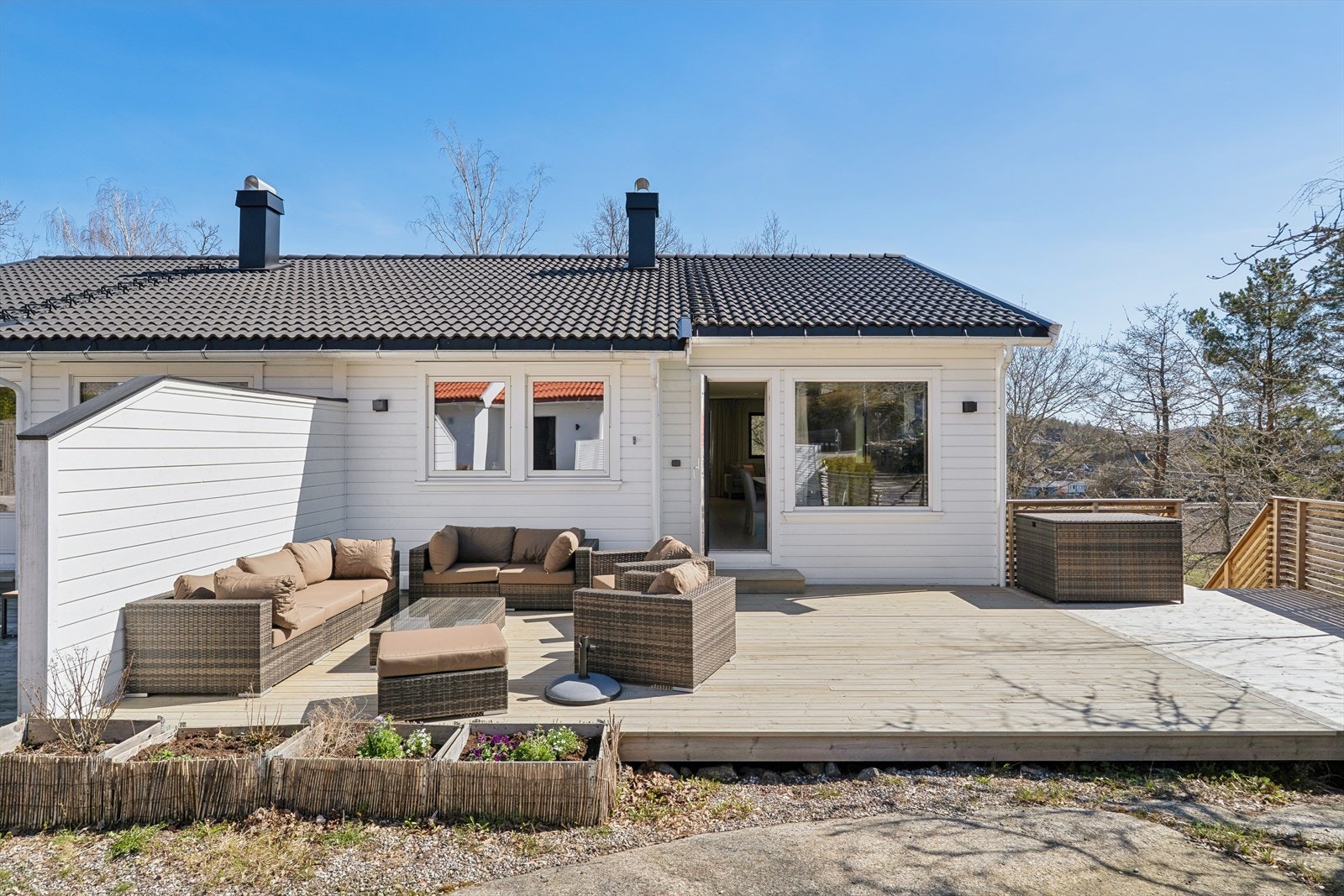 Boligen byr på mange fine og lune utesoner. Perfekt om sommeren! Galleribilde