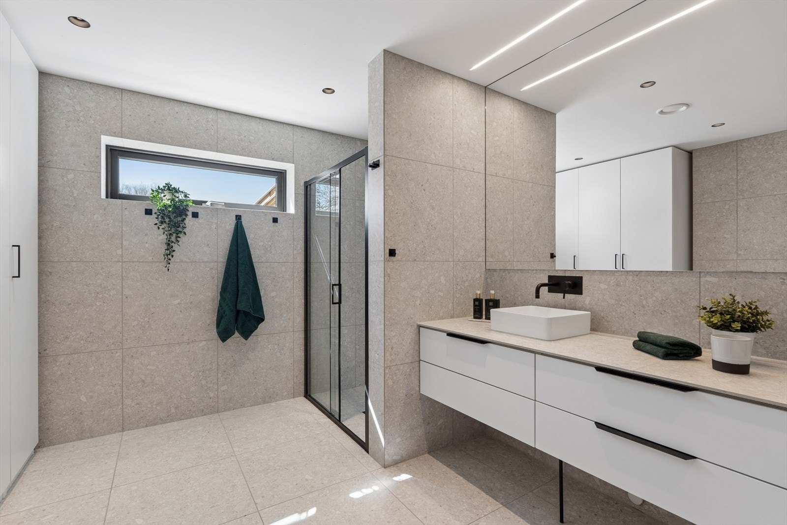 Badet er elegant og romslig med smarte oppbevaringsløsninger i skap og skuffer. Galleribilde