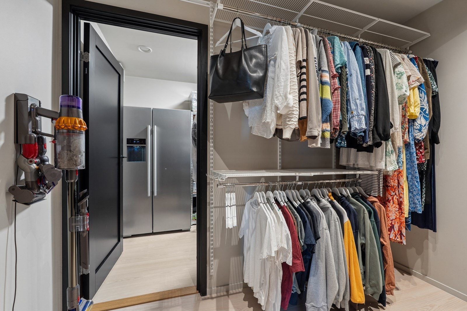 I tillegg til den utvendige sportsboden er det to store og gode innvendige boder. Galleribilde