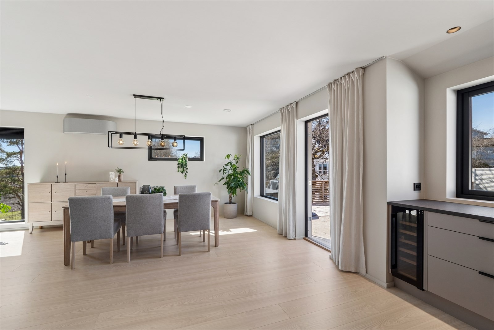 Fra kjøkken/spisestue er det en verandadør som går rett ut til hagen - perfekt når måltidet skal nytes ute! Galleribilde