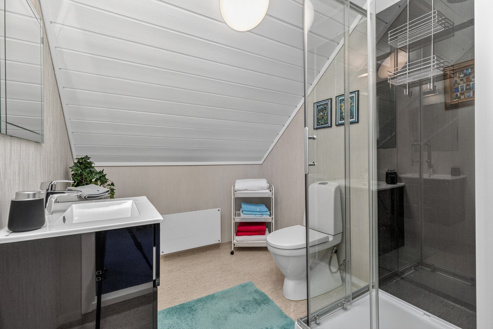 Pent bad/wc som er fornyet i 2018, bortsett fra gulvbelegget Galleribilde