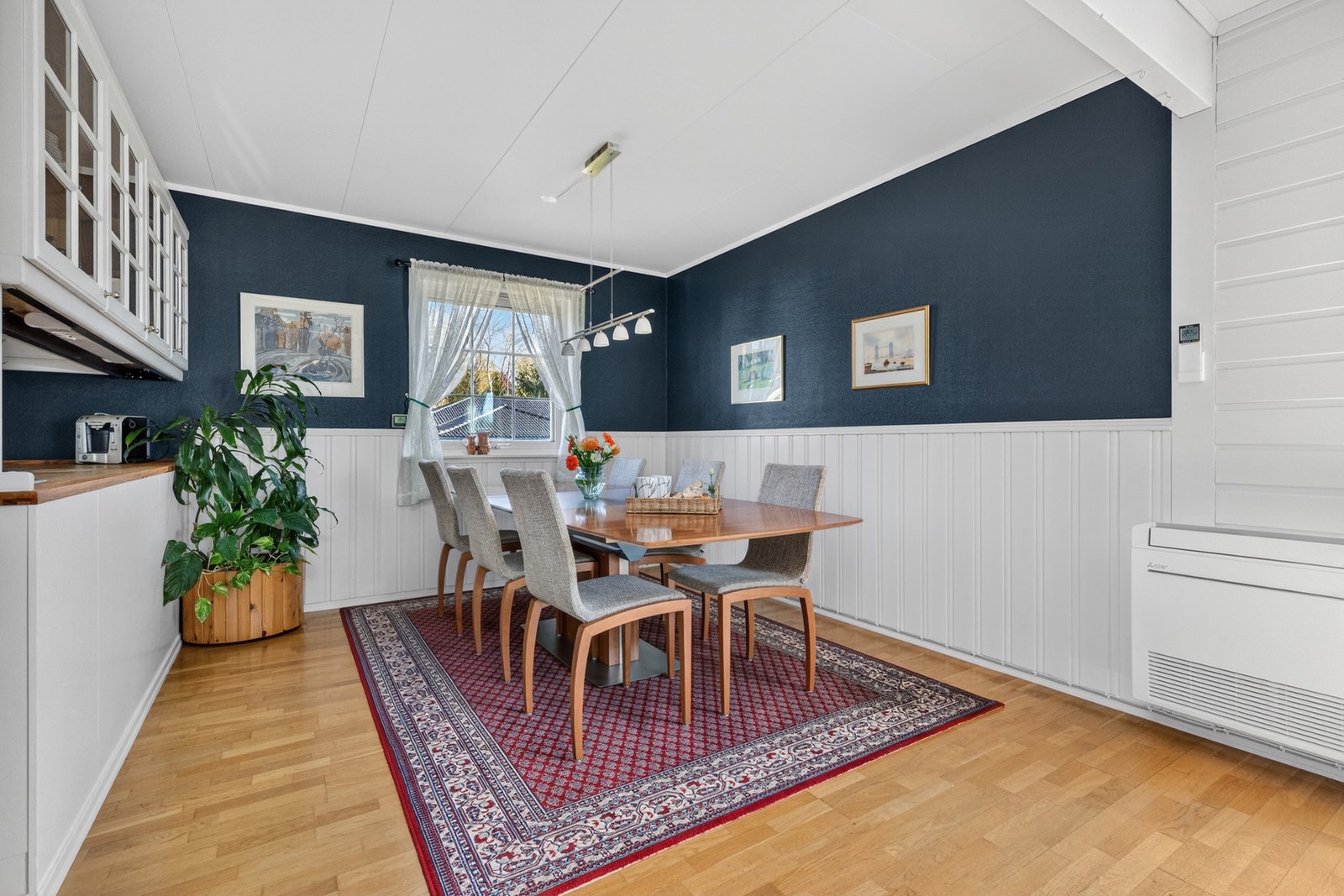 Spisestuen utenfor kjøkkenet Galleribilde
