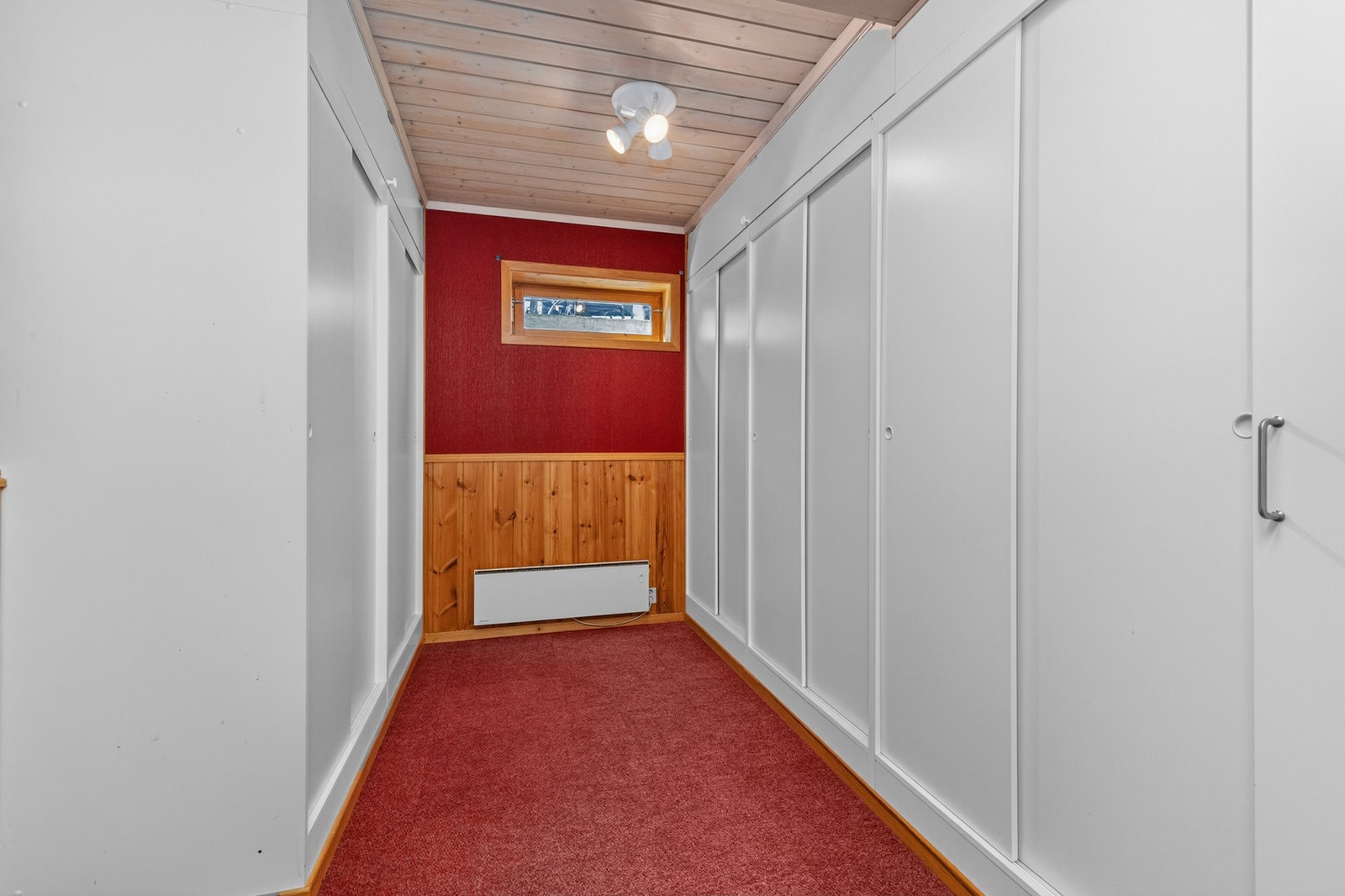 Garderoberom på innsiden av peisestuen Galleribilde