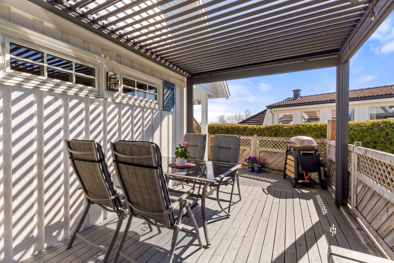 Stor (25 kvm) terrasse utenfor stuen Galleribilde