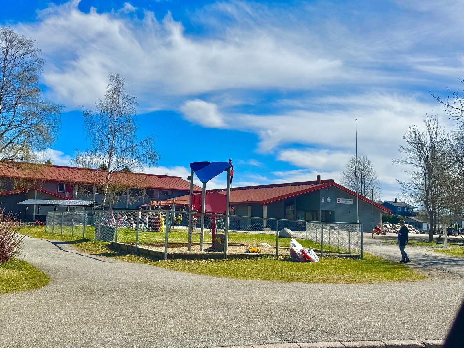 Barneskolen ligger bare noen hundre meter unna Galleribilde