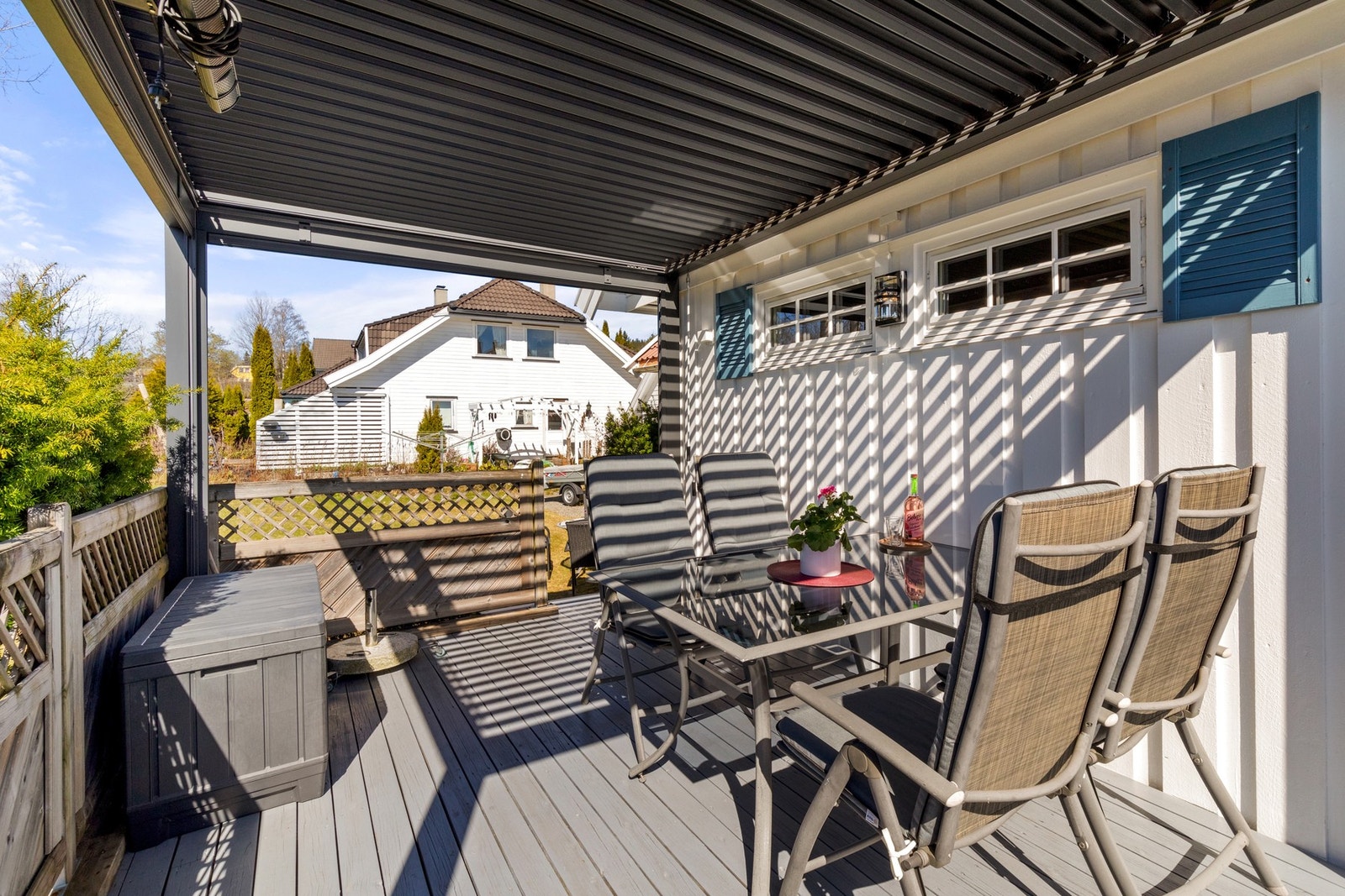 Pergola med skjerming mot tre sider mot sol og vind | 1500 watt stråleovn Galleribilde