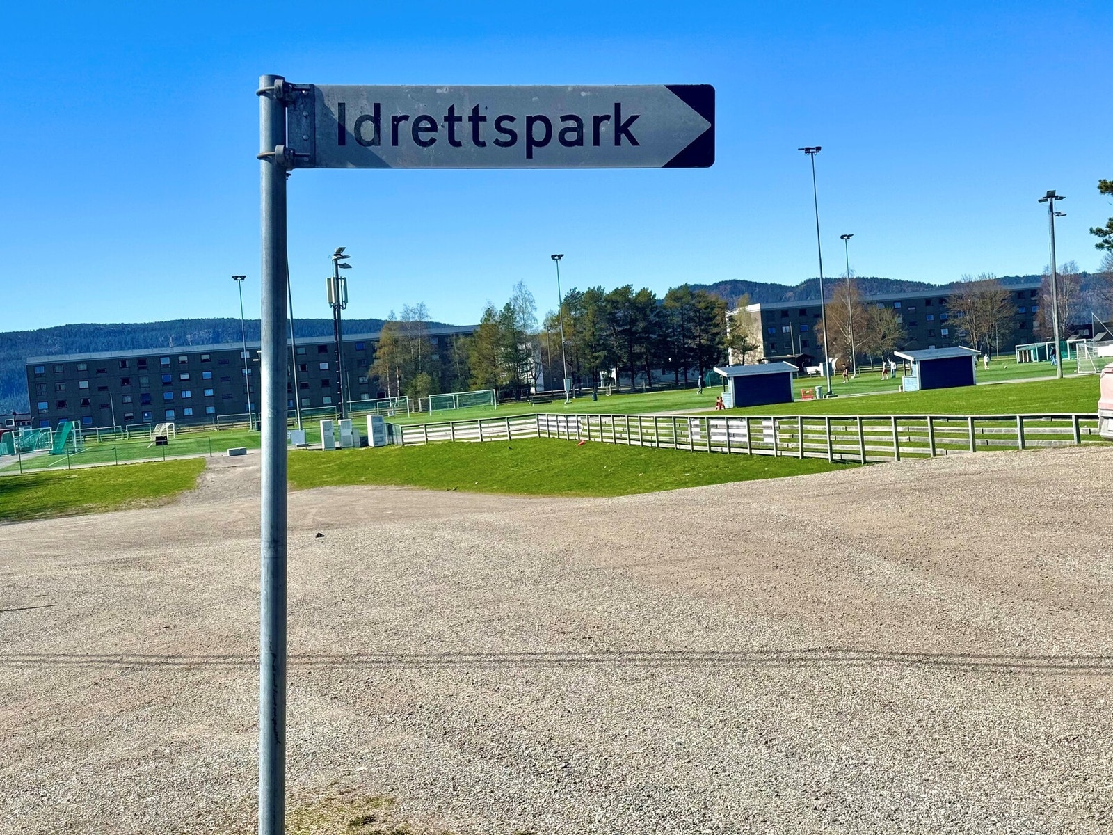 Kort vei / gangavstand til Tranby idrettspark med ballbaner og hall Galleribilde