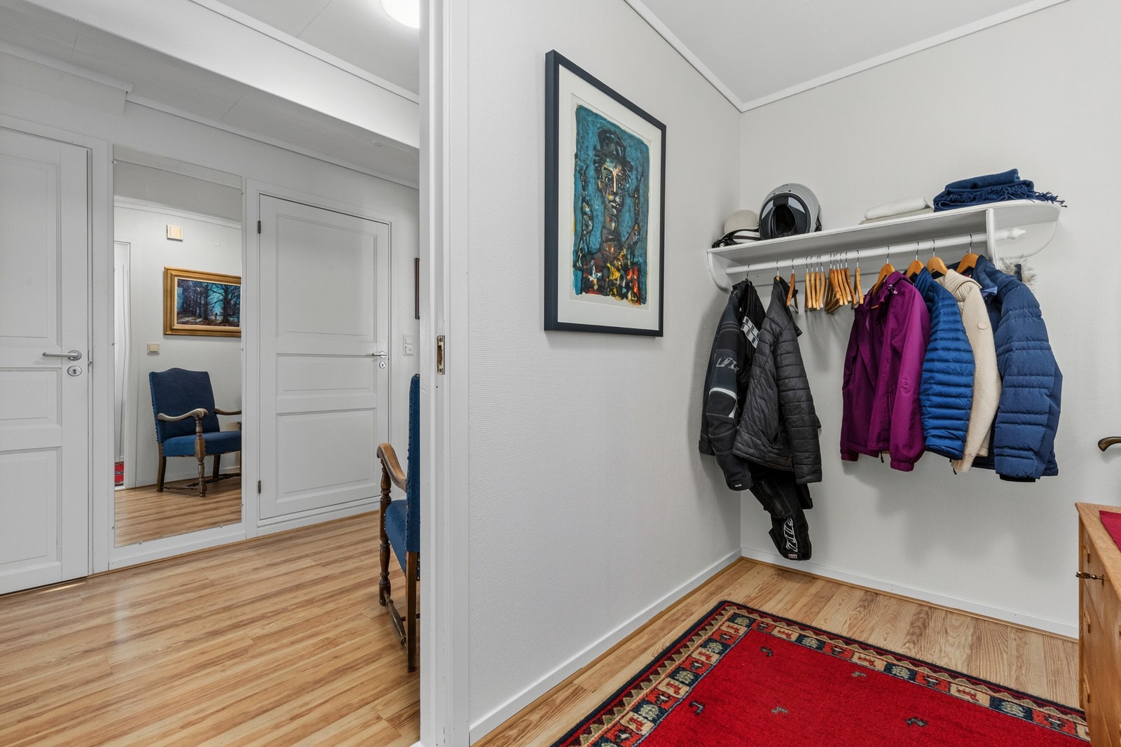 Garderobemuligheter i vindfang Galleribilde