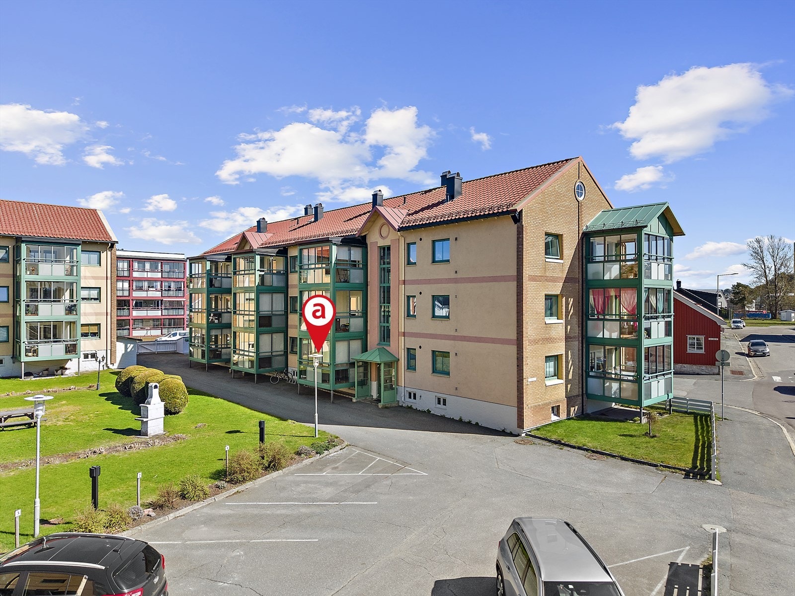 Velkommen til Strandgata 57 b - fin 2 roms leilighet i 1. etasje med to balkonger. Gode solforhold og litt utsikt til sjøen. Foto: A7 media v/Joakim Maylove Galleribilde