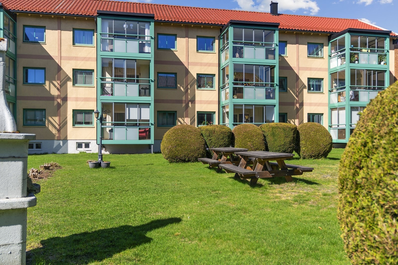 Flotte uteområder i borettslaget - felles hage med utepeis/grill Galleribilde