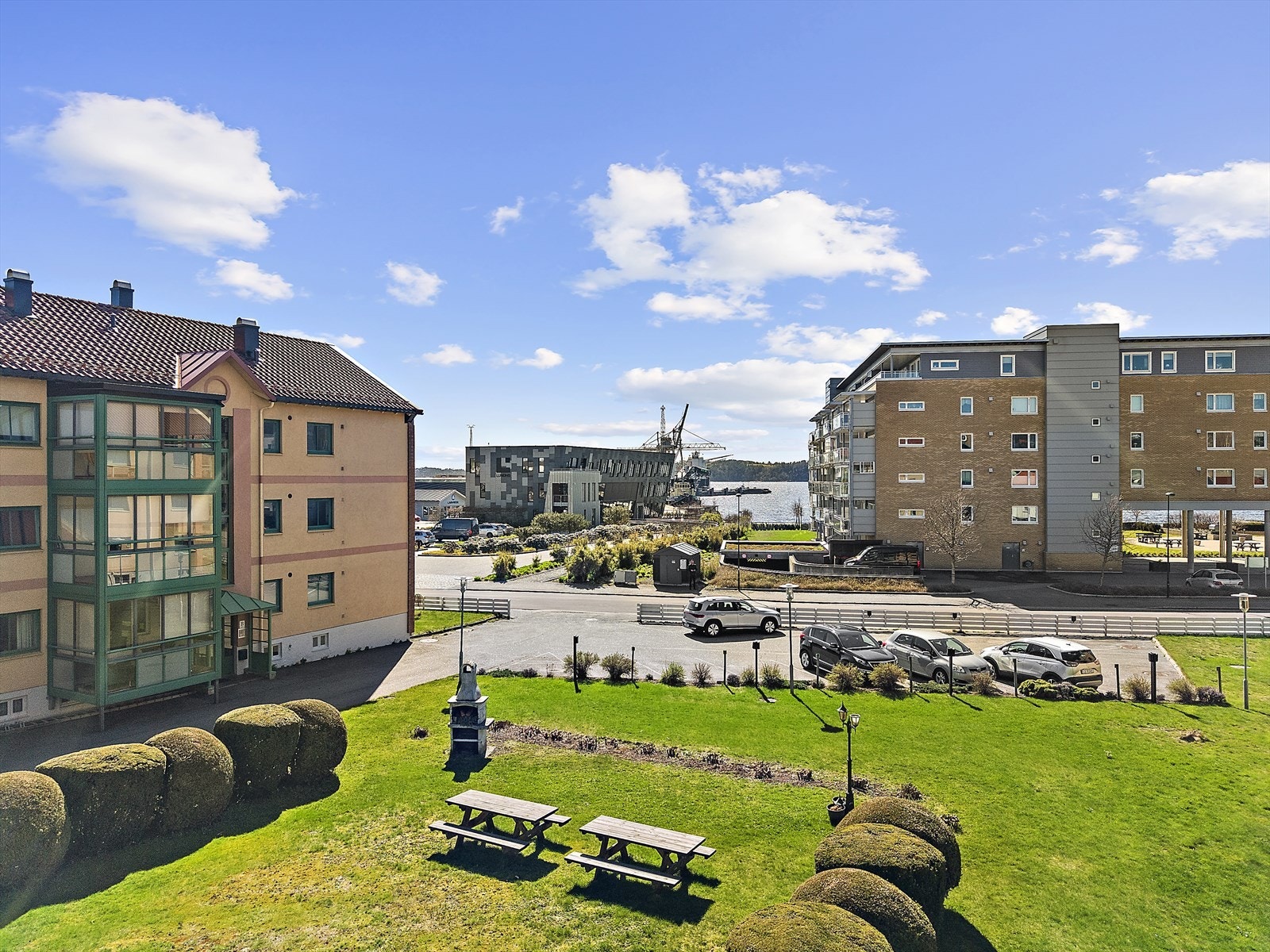 Flott beliggenhet med strand, og strandpromenade like ved samt kort vei til det meste Galleribilde