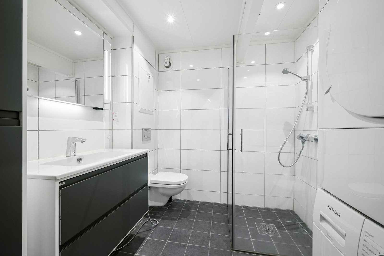 På badet er det opplegg for vaskemaskin og tørketrommel Galleribilde