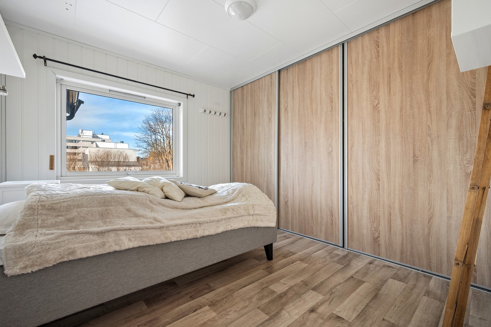Soverom med stor skyvedørsgarderobe Galleribilde