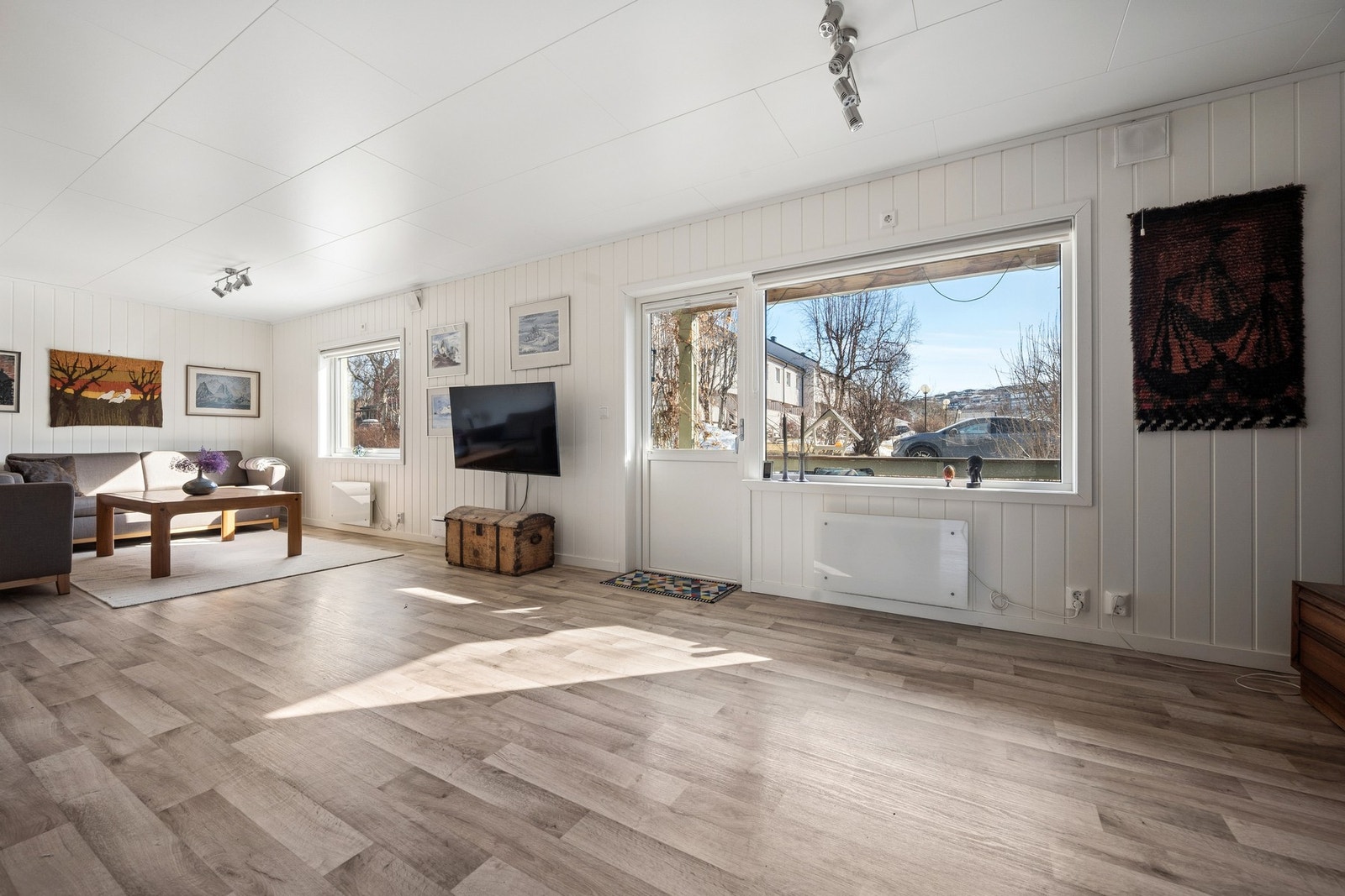 Stuen oppleves som svært lys og trivelig Galleribilde