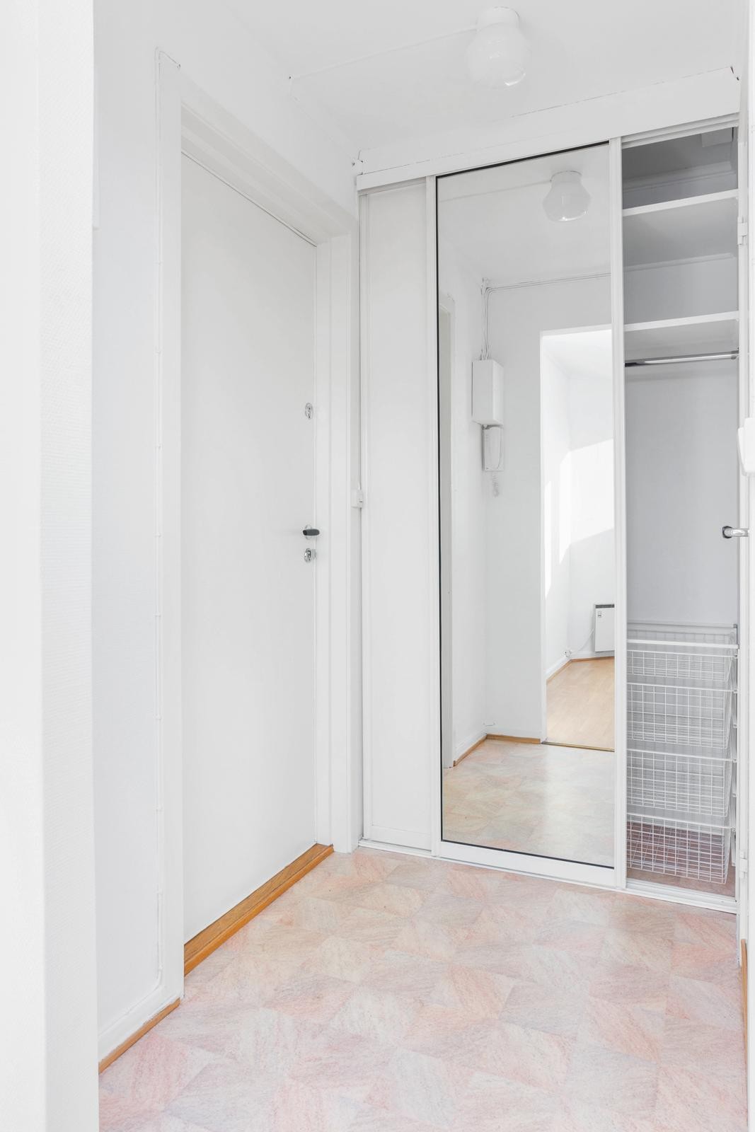 Entrè med romslig garderobe Galleribilde
