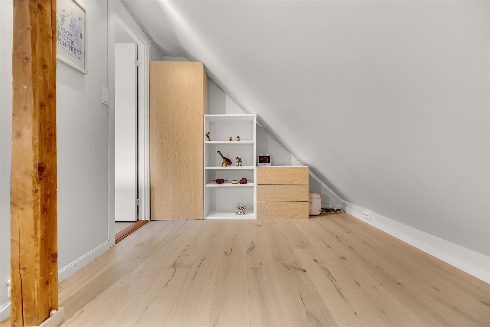 Her er det plass til skapløsning og kommode for oppbevaring. Galleribilde