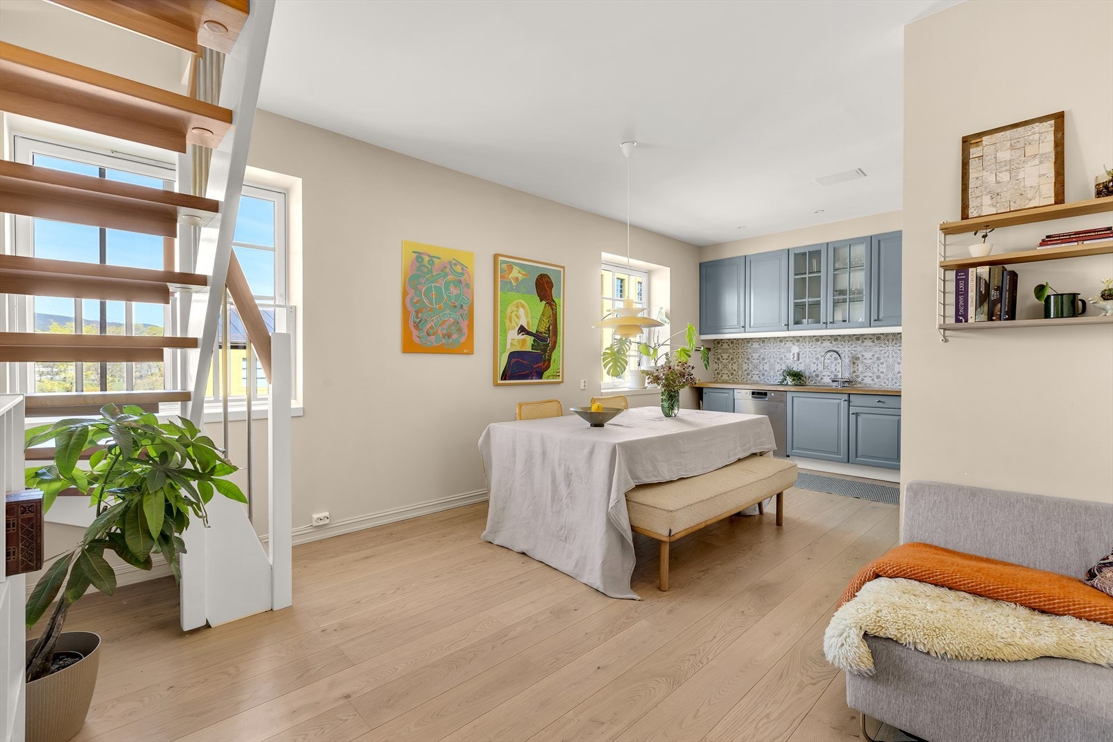 Hovedetasjen inneholder entré, kjøkken, stue, bad, kott og to soverom. Loftsetasjen inneholder stue og bod. Galleribilde