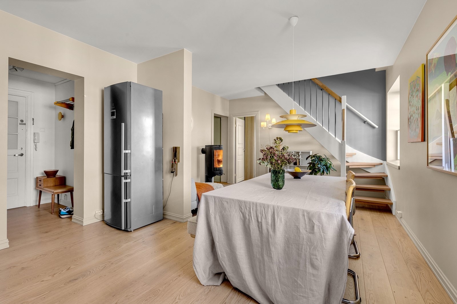 Leiligheten oppleves moderne og gjennomført med gjennomførte overflater, store vindusflater og god takhøyde på 2,62 meter. Galleribilde