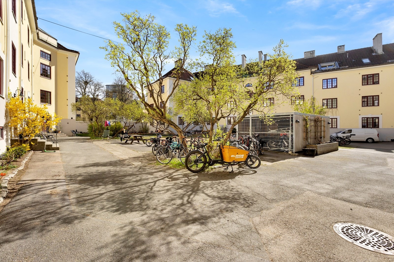 Borettslaget har en stor og hyggelig bakgård opparbeidet med plen og asfalt. Galleribilde