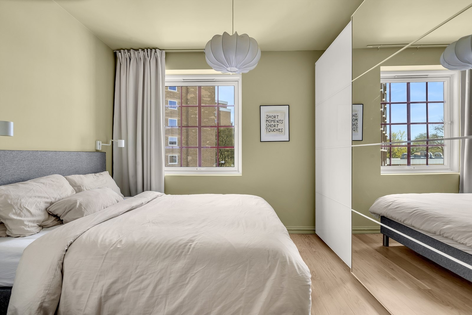 Hovedsoverommet er romslig, og har god plass til dobbeltseng, nattbord og innholdsrik skyvedørsgarderobe langs den ene veggen. Galleribilde