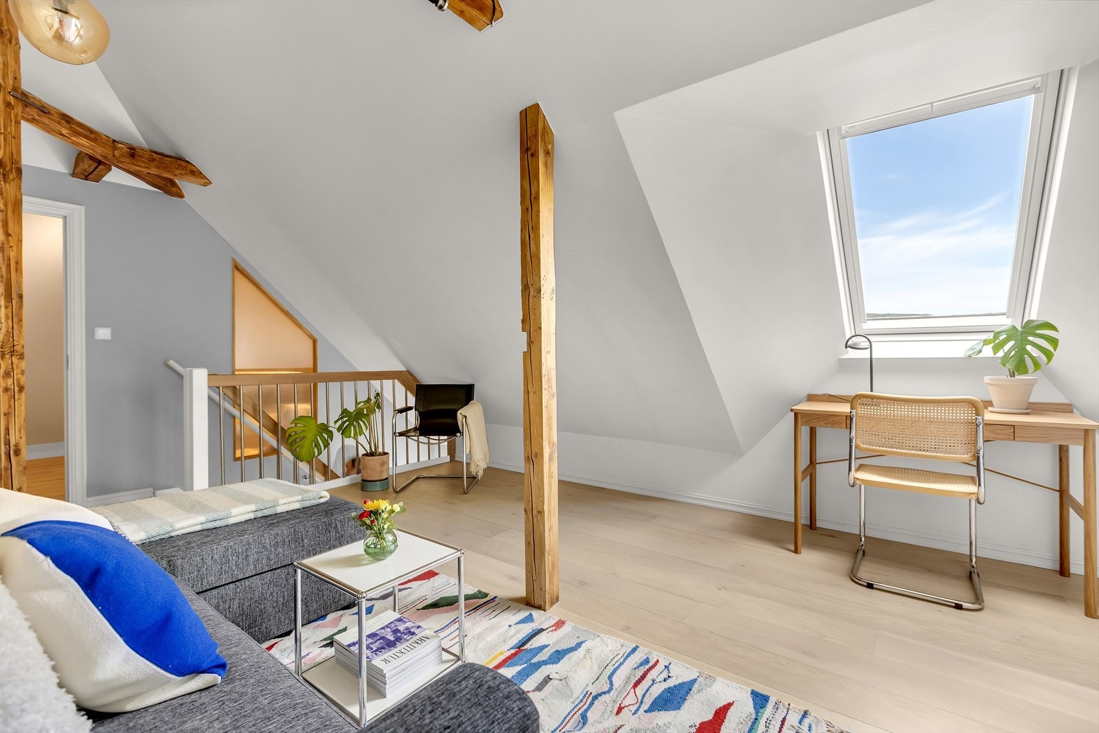 Loftsetasjen er innredet som en stor og innbydende stue. Her er det god plass til sofagruppe med tilhørende møblement og skrivebord. Galleribilde