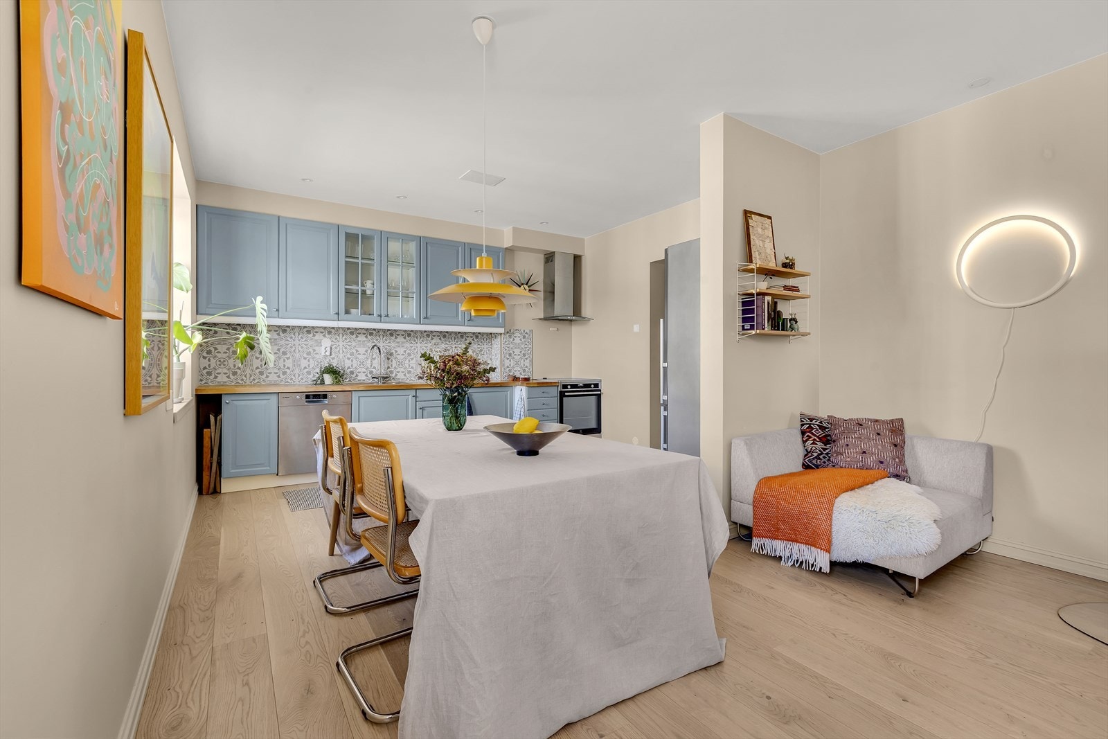 Rommet er i dag innredet og brukt som spisekjøkken med stort langbord. Rommet er perfekt for sosiale sammenkomster med plass til både venner og familie. Galleribilde