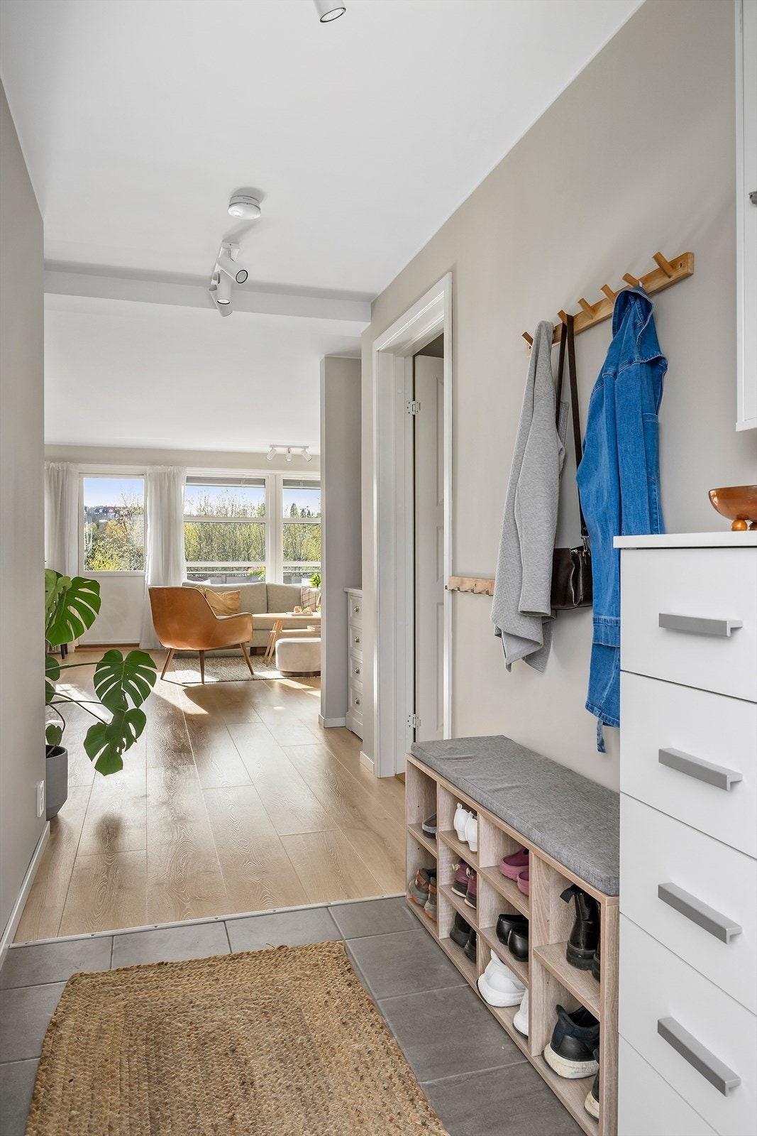 Her er det god plass til avheng av ytterbekledningen samt plass til en liten garderobeløsning. Galleribilde