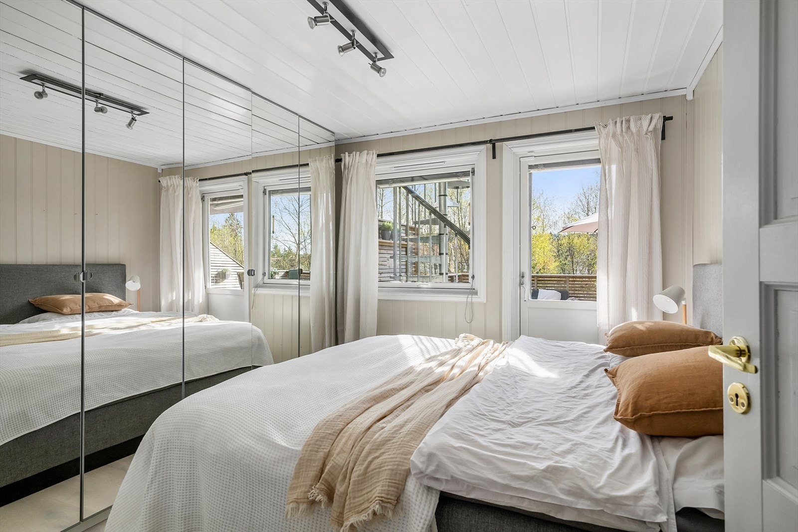 Rekkehuset har to fine og behagelige soverom av god størrelse i underetasjen. Galleribilde