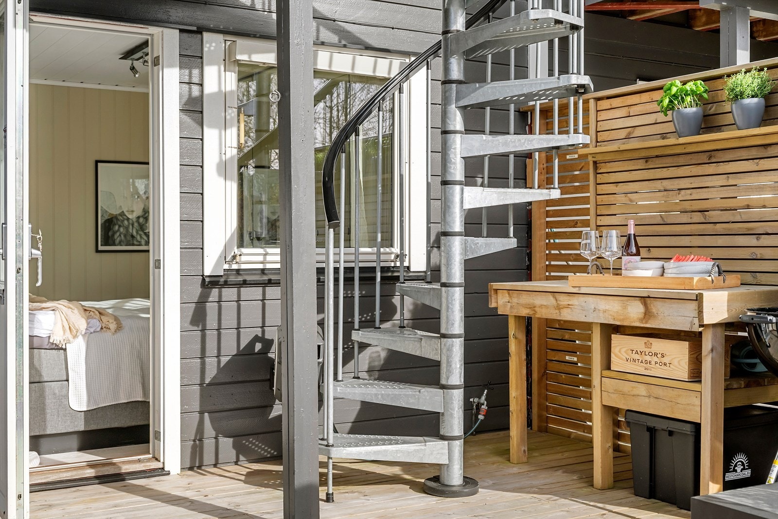 Det er en frodig, skrående hage pent opparbeidet med beplantning ect. Galleribilde