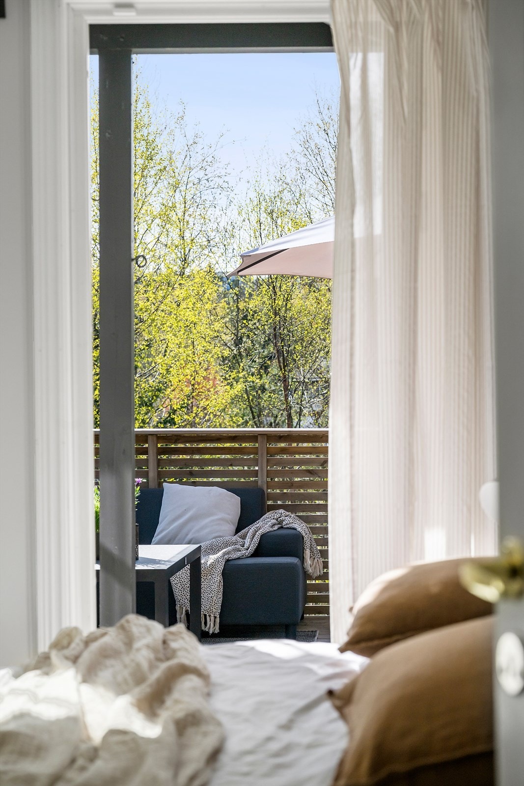 Hovedsoverommet er innredet med stort garderobeskap og har utgang til terrasse og hage. Galleribilde