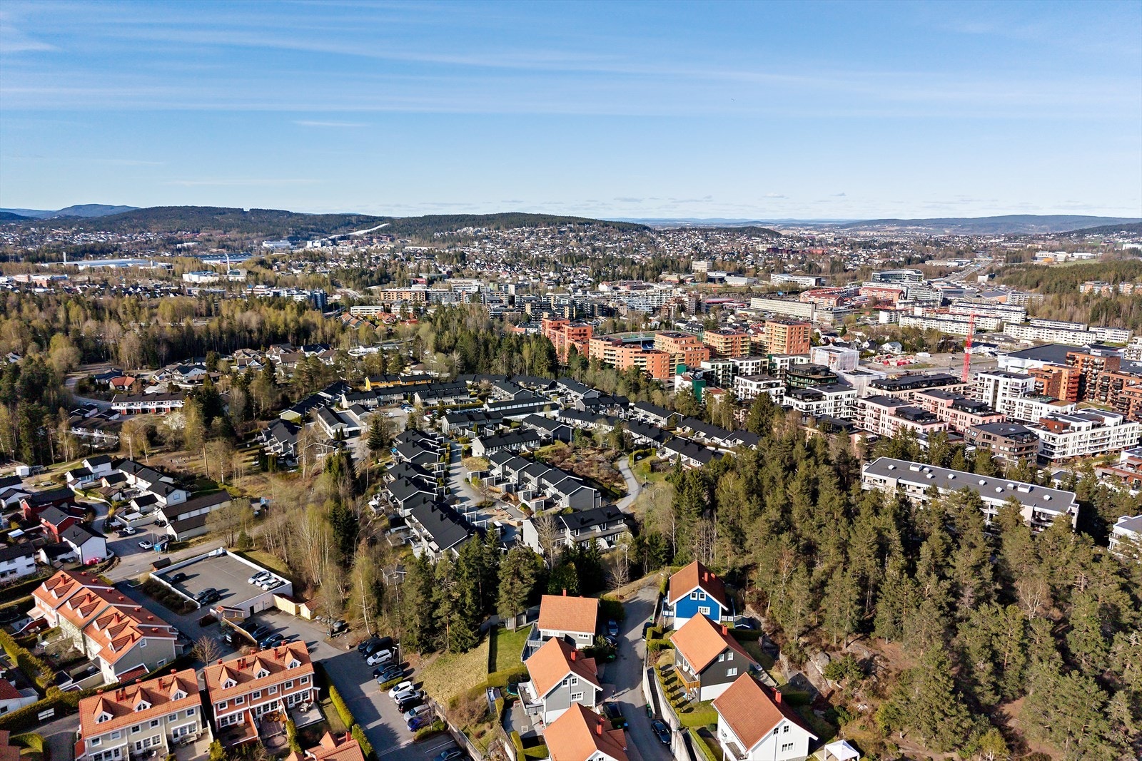 Dette gir gode oppvekstsvilkår for barnefamilien med mange lekekamerater, lekeplasser og begrenset med biltrafikk. Galleribilde