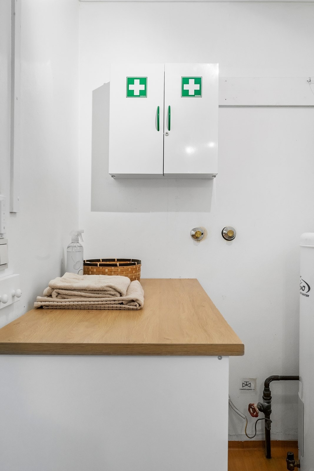 Rommet er utstyrt med en stålservant med ettgreps blandebatteri og har opplegg for vaskemaskin. Galleribilde