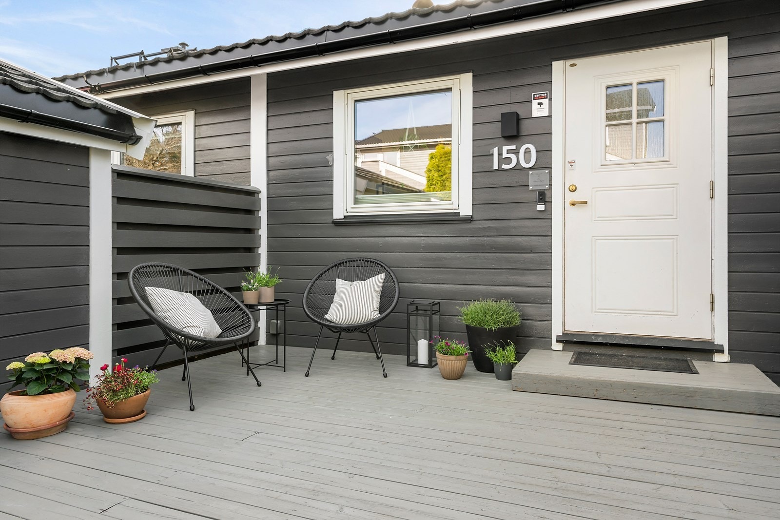 Fra terrasseplattingen ved inngangspartiet er det også enkel adkomst til utebod, og gårdsplassen i forkant er asfaltert og gir gode adkomstforhold. Galleribilde