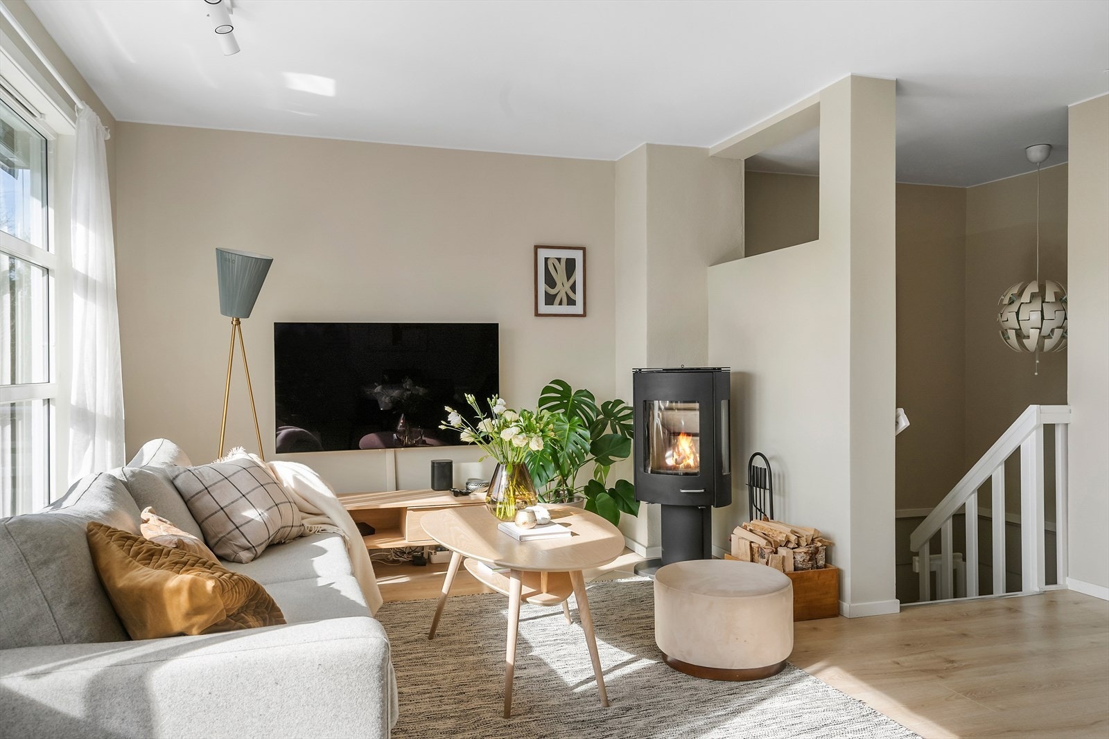 Fra stuen er det utgang til en romslig balkong. Galleribilde