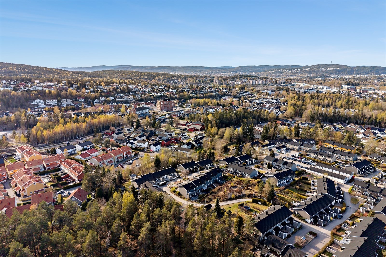 Korte avstander til turopplevelser i marka, buss med avgang hvert 15 minutt morgen/ettermiddag, skoler/barnehager og alt annet du har behov for i hverdagen som matbutikker, kjøpesenter og fritidsaktiviteter. Galleribilde