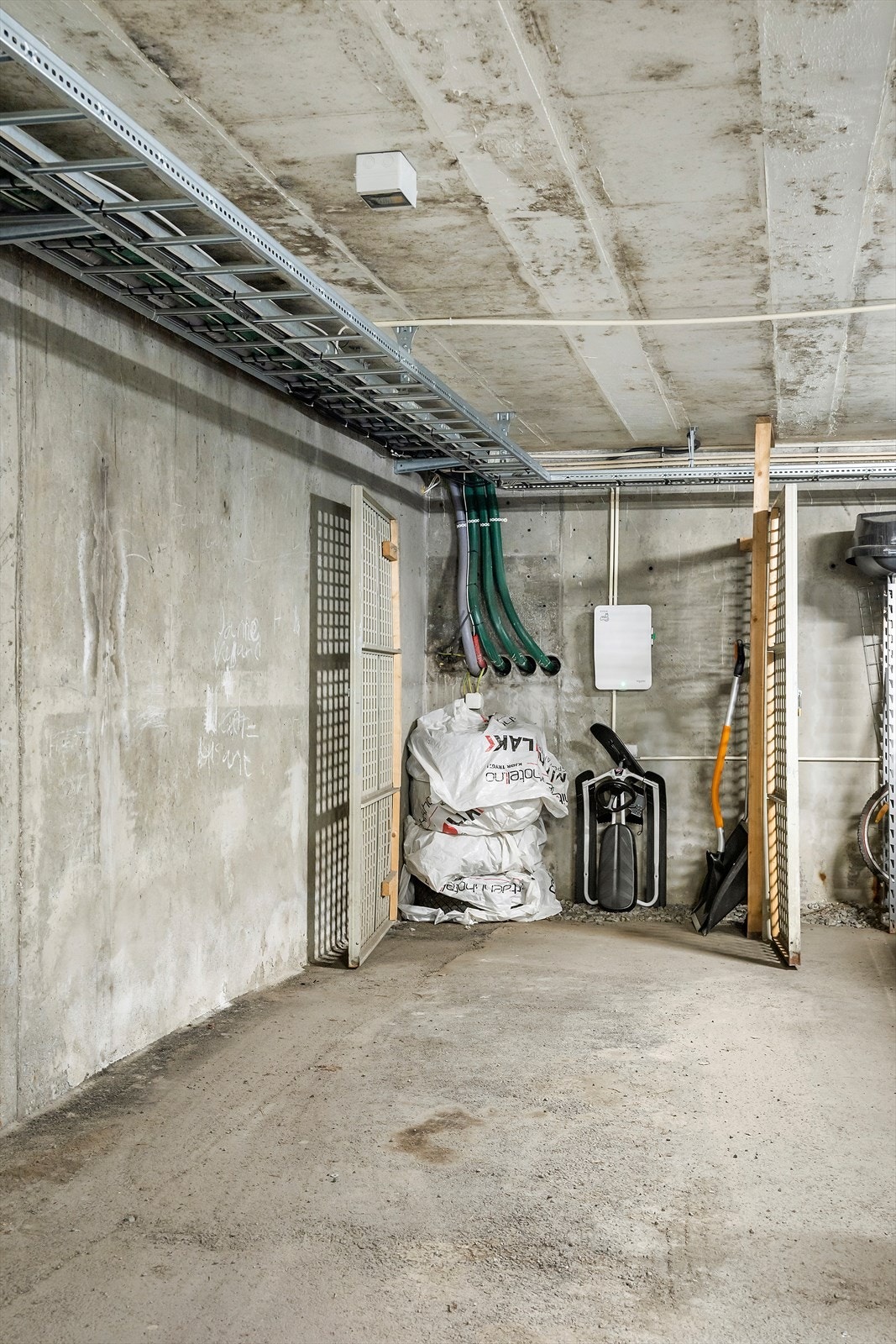 Garasjeplass og låsbar bod. Galleribilde