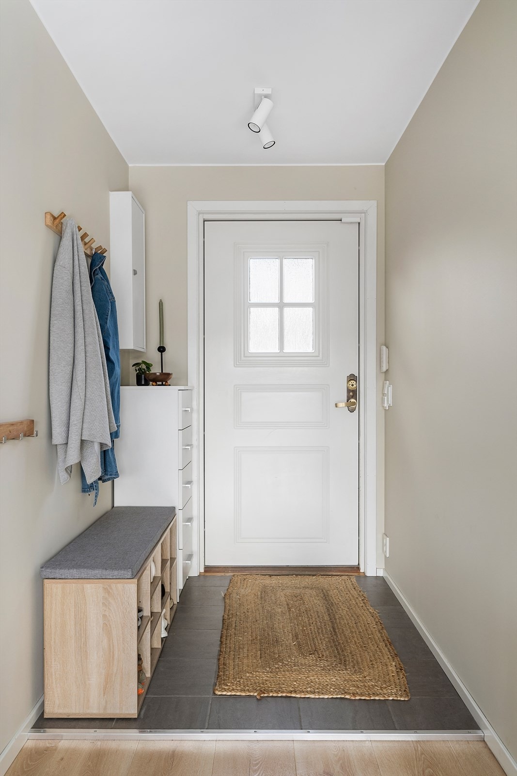 Entréen gir et godt førsteinntrykk av rekkehuset, med lyse, nøytrale overflater som forøvrig er gjennomgående for hele boligen. Galleribilde
