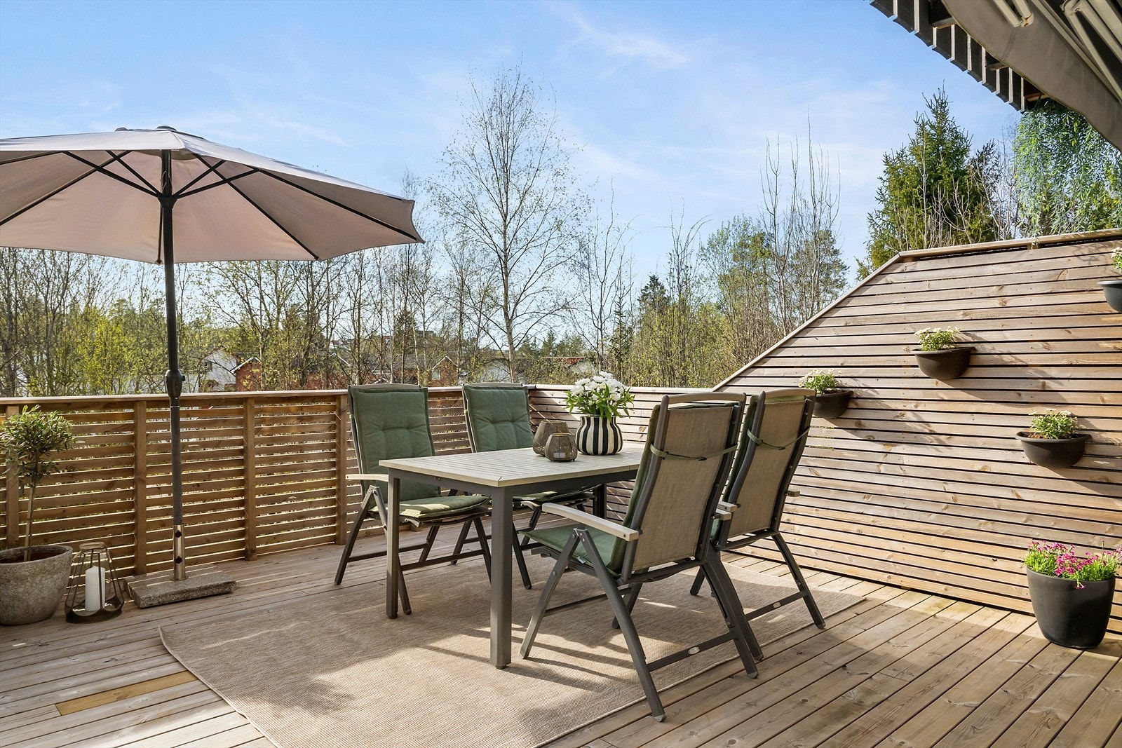 Den store terrasseplattingen måler ca. 34kvm og har levegg mot nabo. Galleribilde