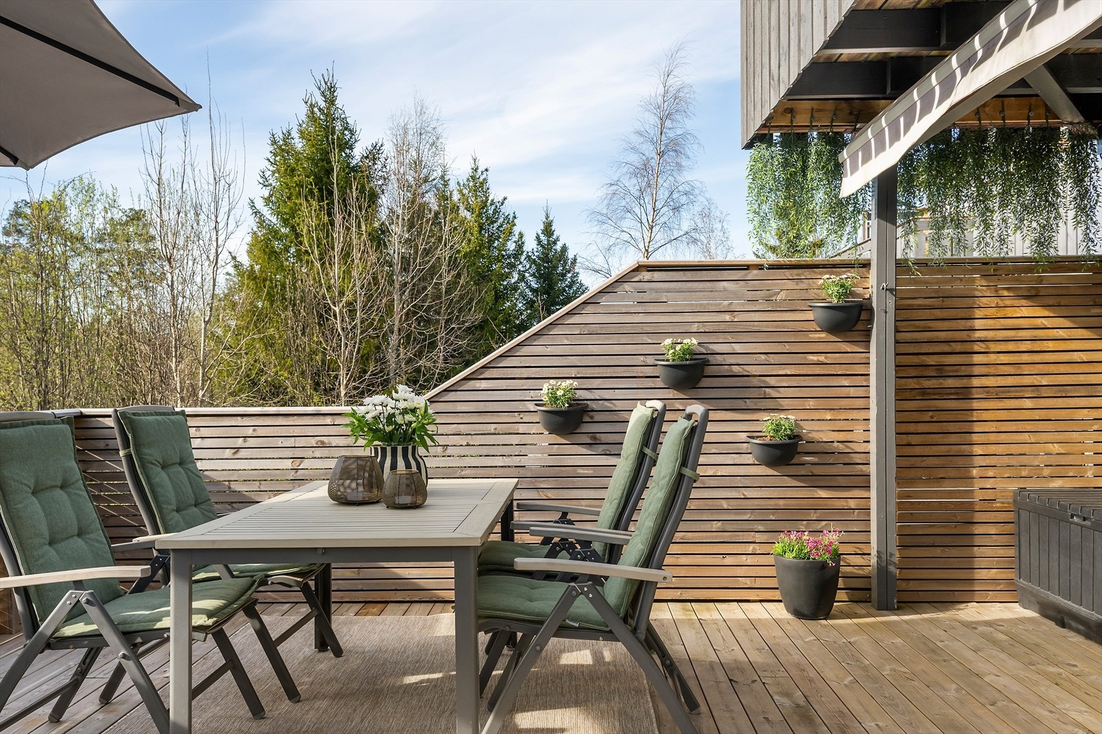 Solen er til kl. 22.00 på høysommeren, og det er vindeltrapp ned fra balkongen i 1. etasjen. Galleribilde