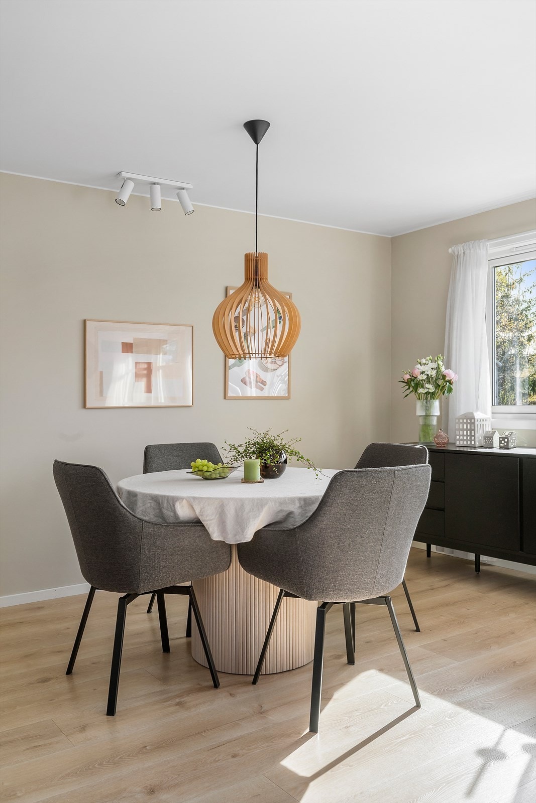 Stuen har plass til både stor sofagruppe og spiseplass. Galleribilde