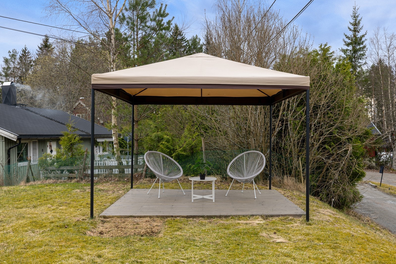 Tomten er på hele 2 438 m² og byr på en stor hage, en romslig og solrik terrasse, samt parkering på grusbelagt gårdsplass. Galleribilde