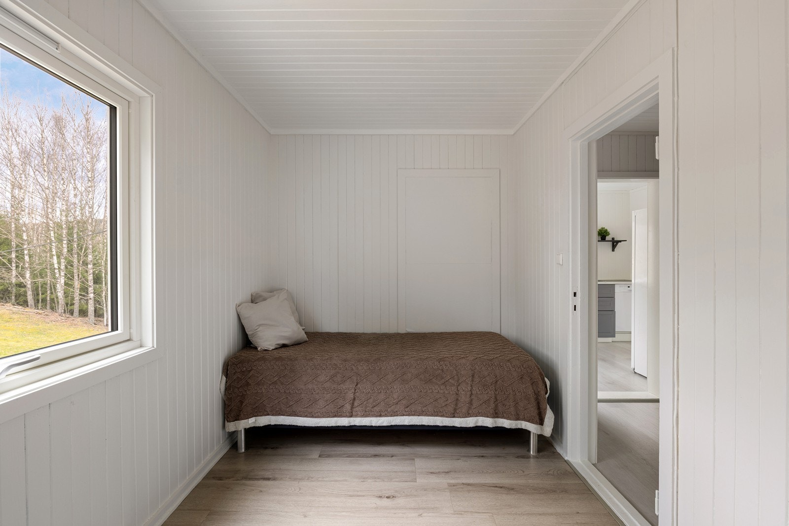Første etasjen har et soverom av fin størrelse, godt egnet for gjesterom, barnerom eller hjemmekontor. Galleribilde