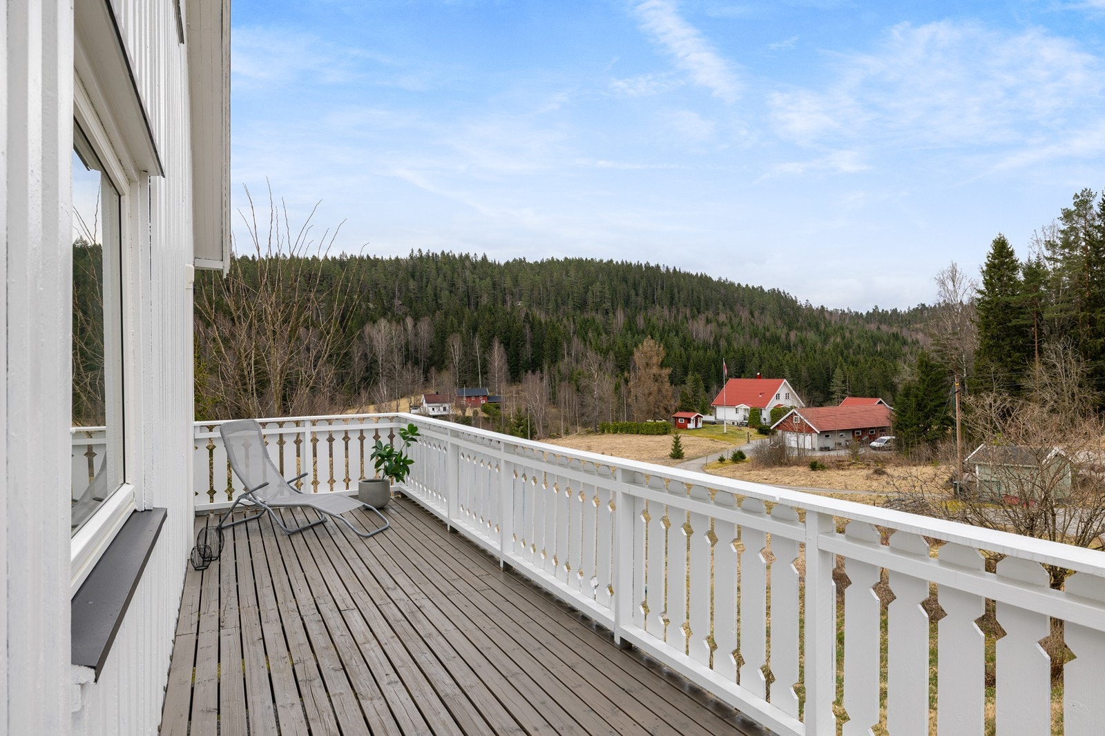 Terrassen ved inngangspartiet er på ca. 28 m², er sør-/vestvendt og har svært gode solforhold, med god plass til sittegrupper og grill. Galleribilde