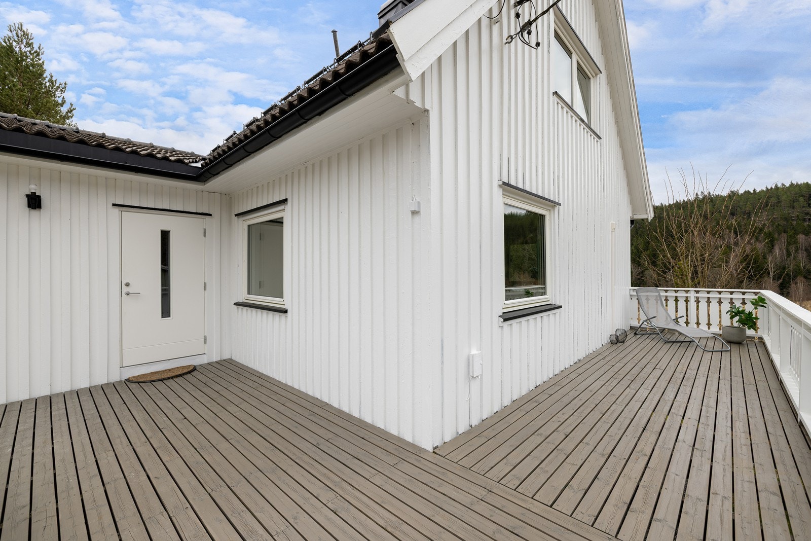 Vedlikeholdt terrasse og rekkverk, med ny singel under. Boligen er malt utvendig, og nye trapper er oppført. Galleribilde