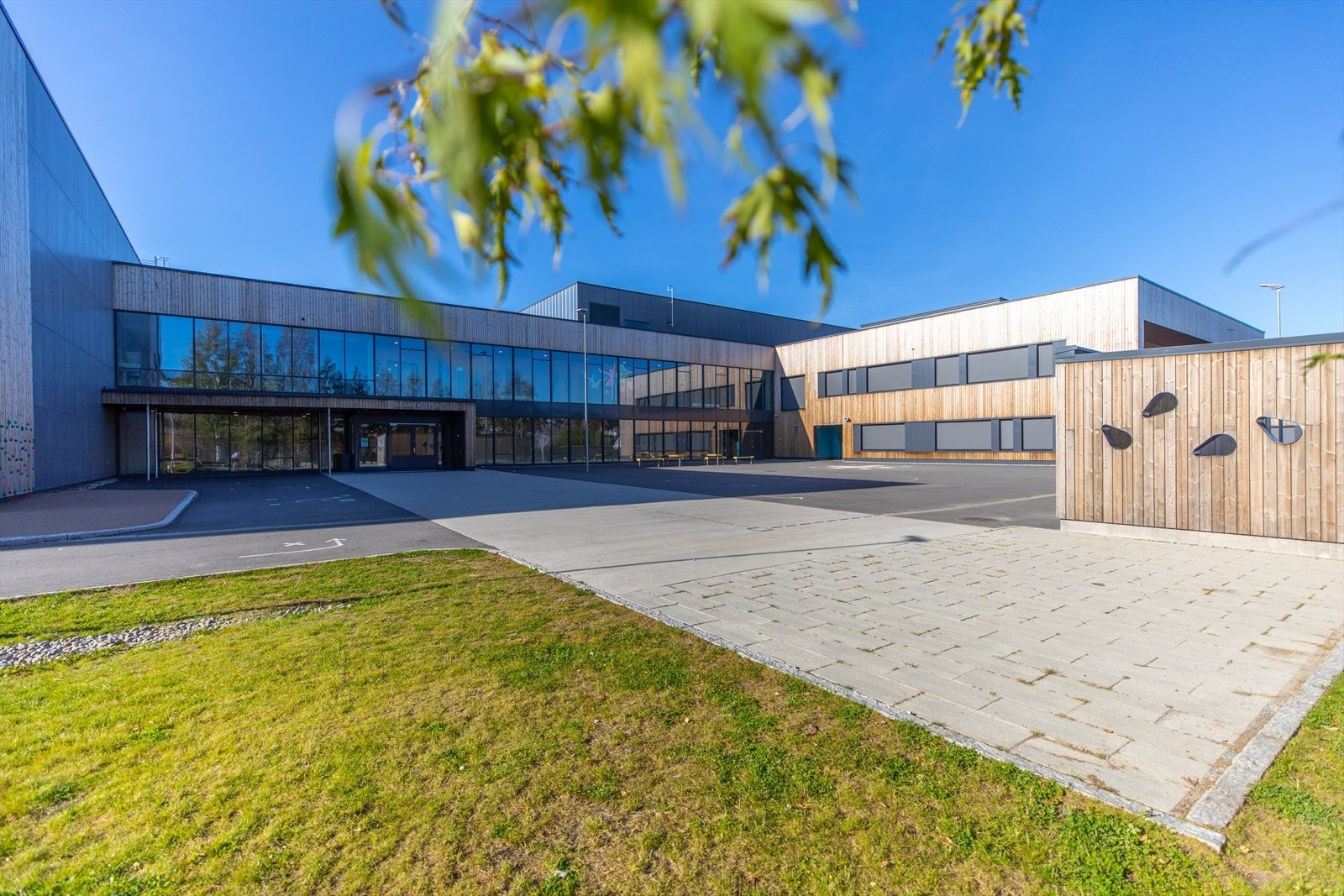 Fra eiendommen er det kort vei til Bjørkelangen barne- og ungdomsskole. Galleribilde