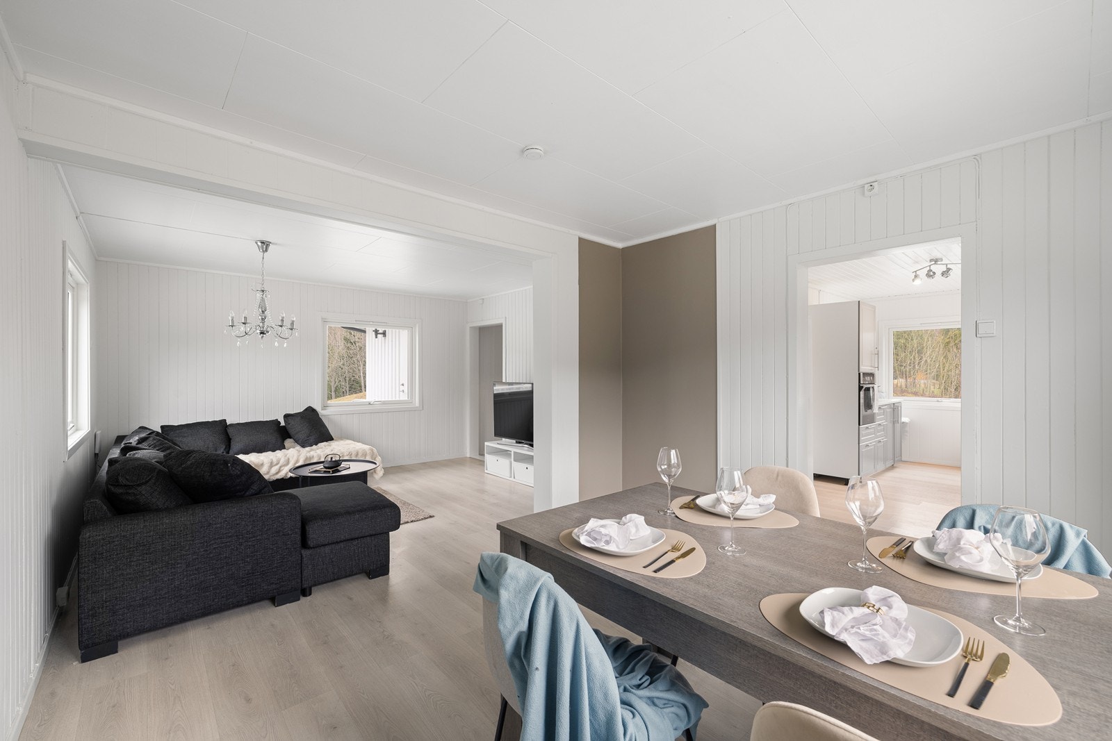Stuen er lys og innbydende, med god plass til både sofagruppe og spisebord. Galleribilde