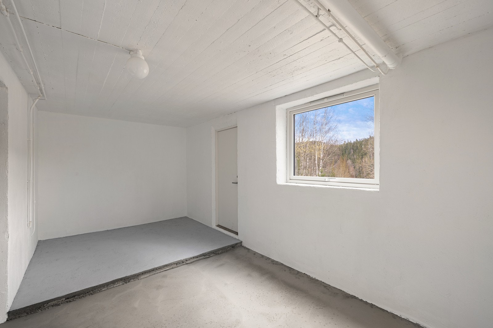 Dette er et disponibelt rom med utgang til tomten i øst. Galleribilde