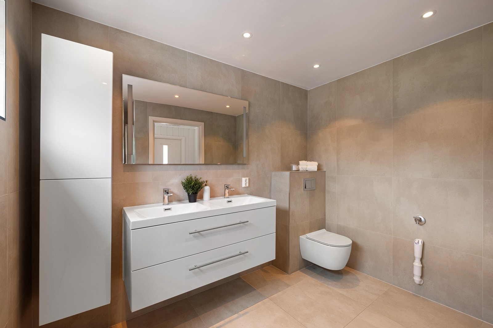 Badet er delikat og moderne, totalrenovert i 2024 med gjennomgående høy standard. Galleribilde