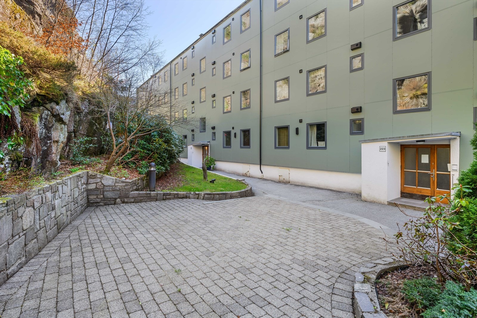 Gårdsplassen på østre siden av bygget. Galleribilde