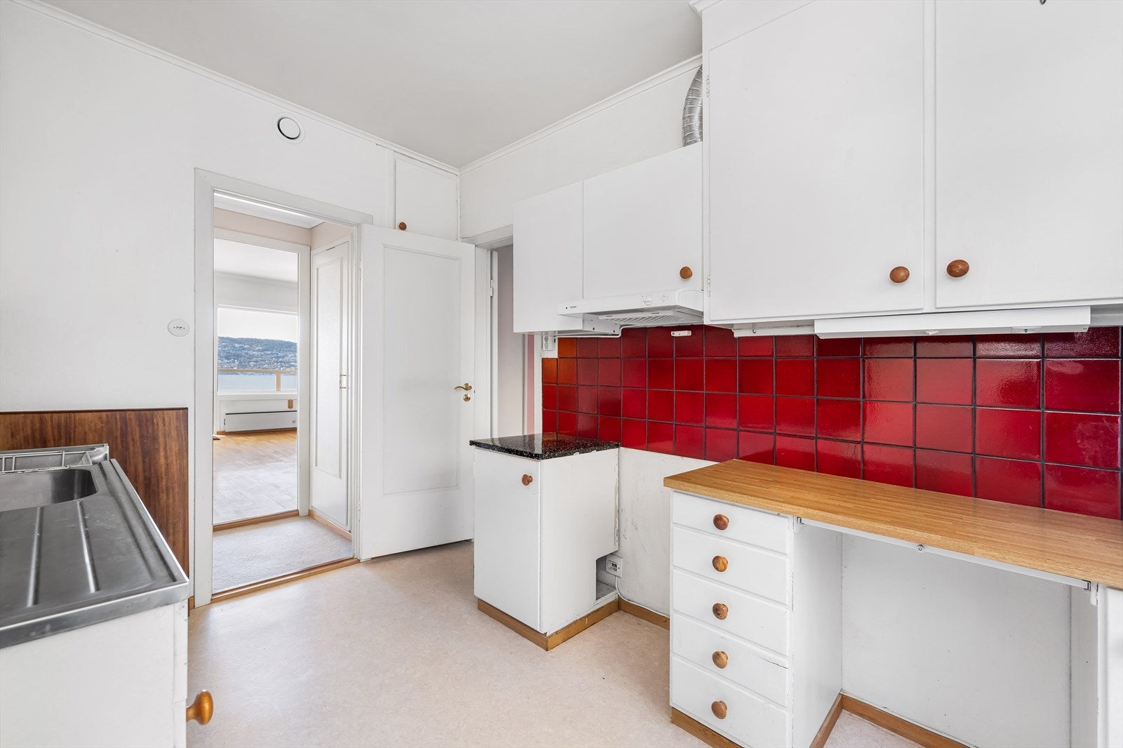 Det er godt med skapplass og greit med benkeplass. Innredningen er klargjort for frittstående hvitevarer. Galleribilde